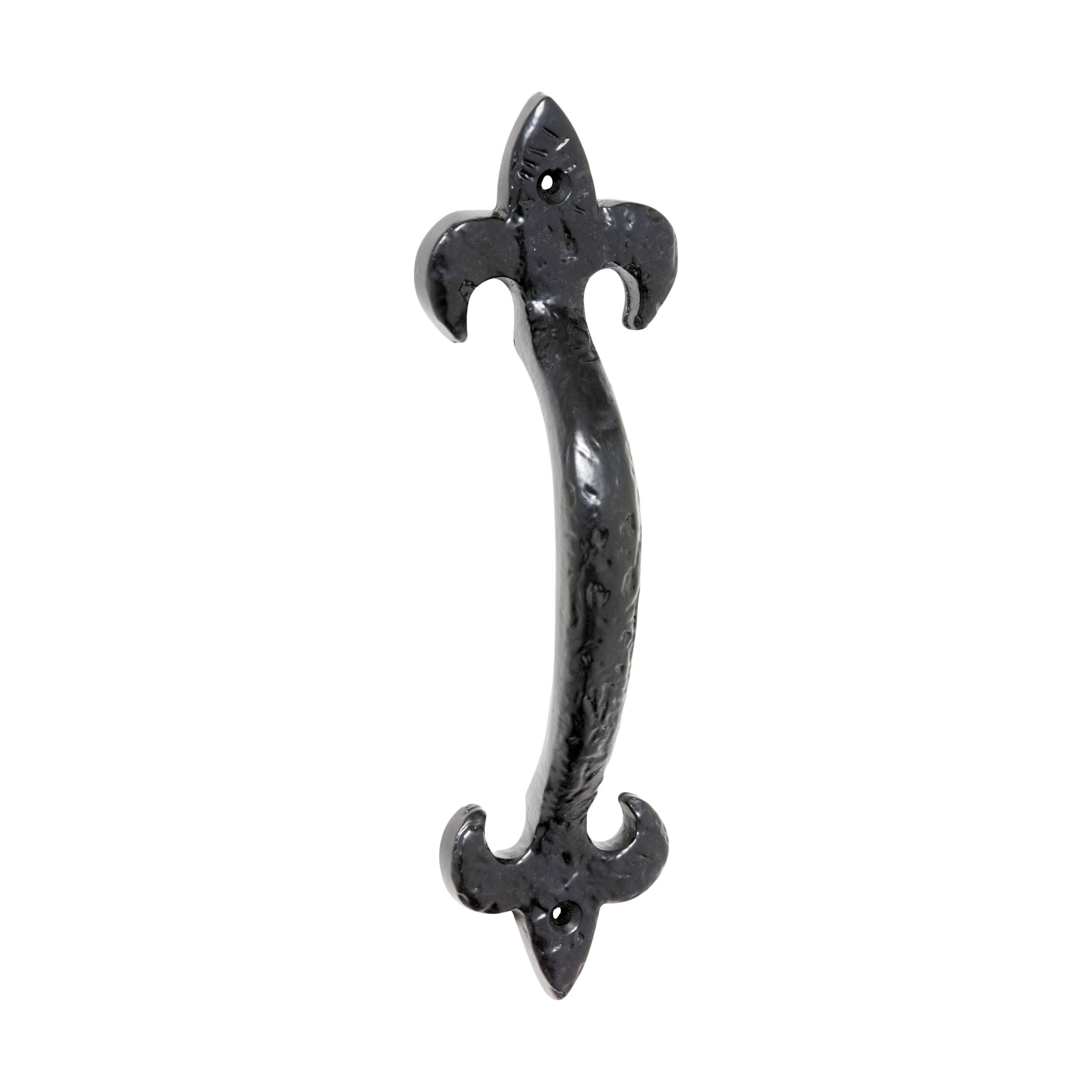 The 1865 Pull Handle Iron Fleur-de-lis Matte Black H180xP32mm boasts a striking matte black finish and showcases an elegant fleur-de-lis design at both ends, making it the perfect choice for adding sophistication to any door fixture.